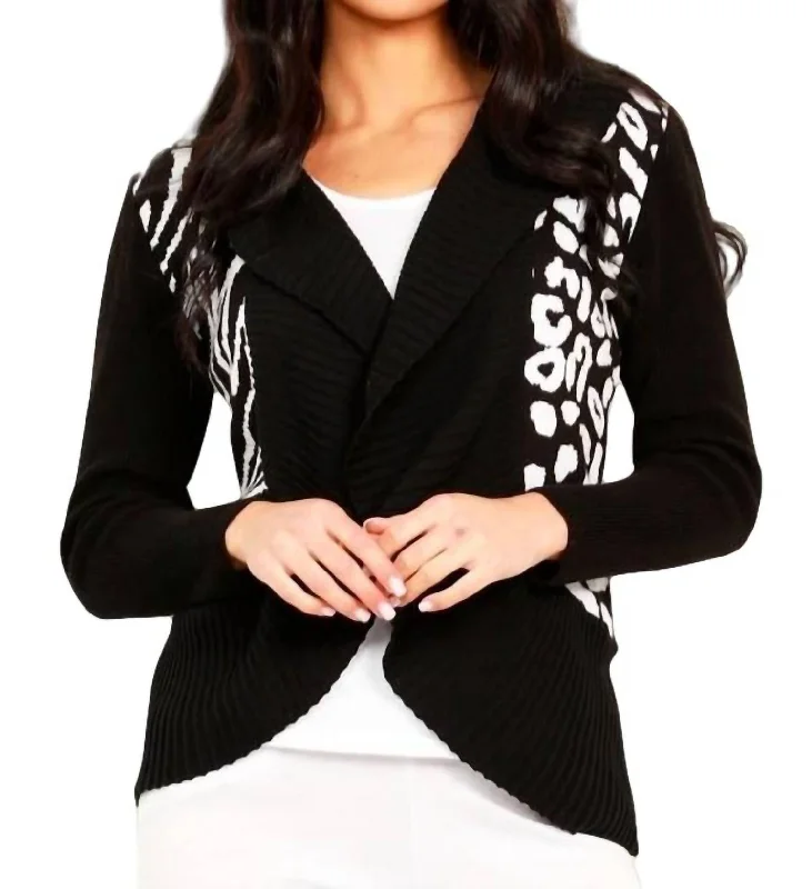 ladies' insulated ski jacket -Animal Print Signature Wrap With Pin In Black/white